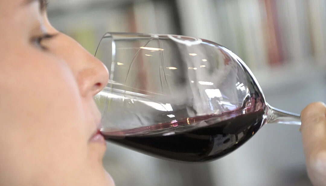 Cómo darse cuenta si un vino está picado: claves para reconocer defectos en el aroma y el sabor